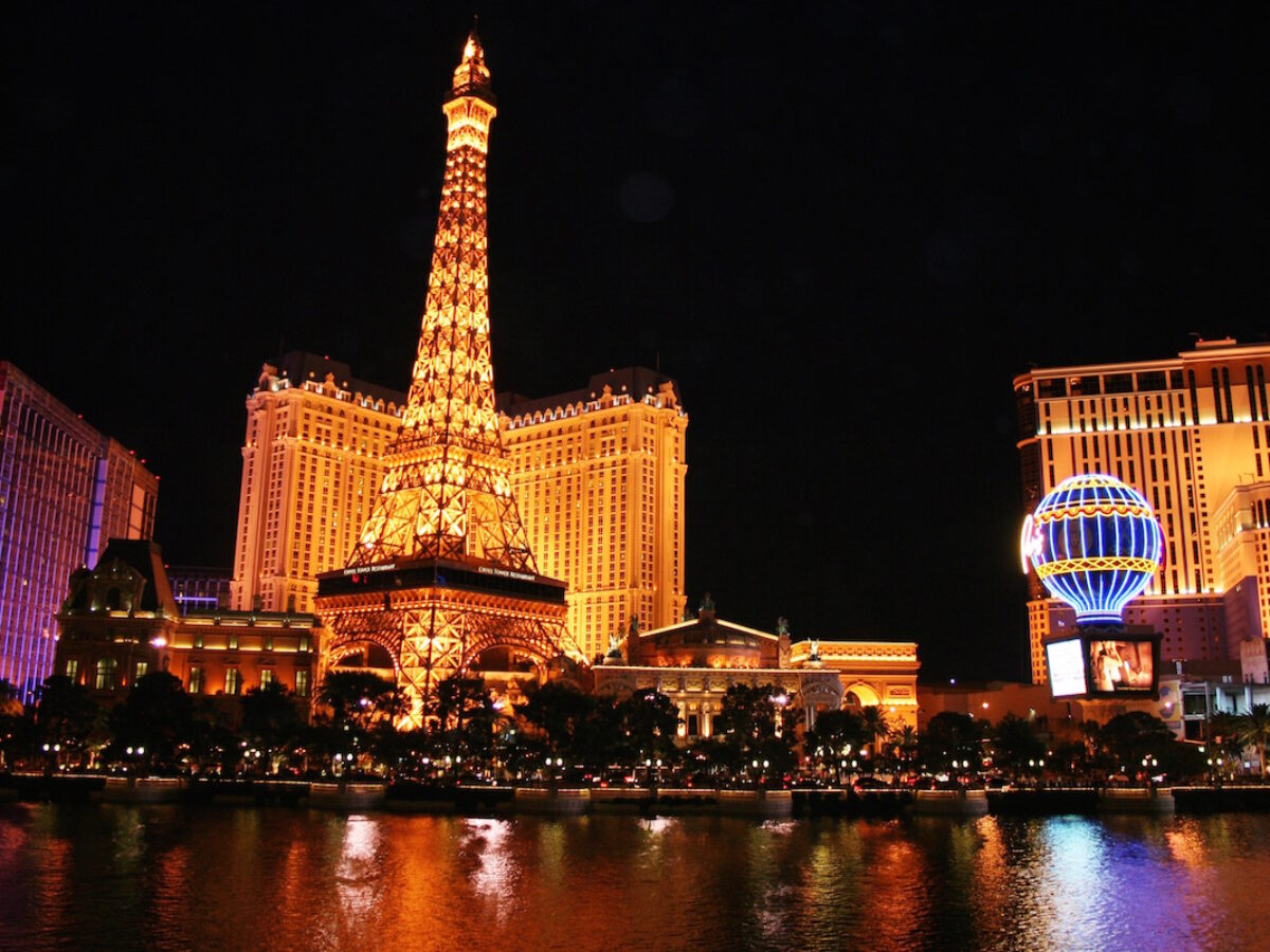 La torre eiffel di notte a parigi las vegas