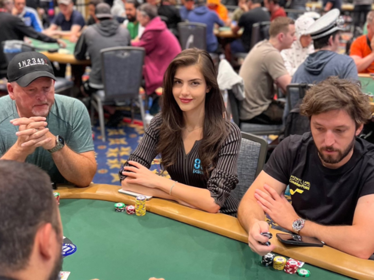 Che scoppio per la bella Alexandra Botez nel Main WSOP! Perde con K-K al  98%